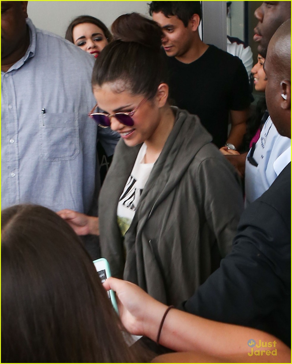 Selena Gomez: Poolside Pretty in Miami