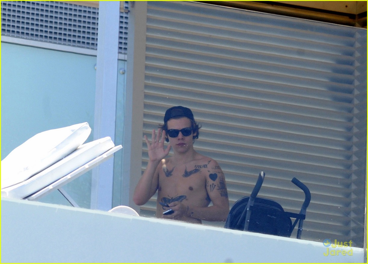 Harry Styles: Shirtless Pool Party!