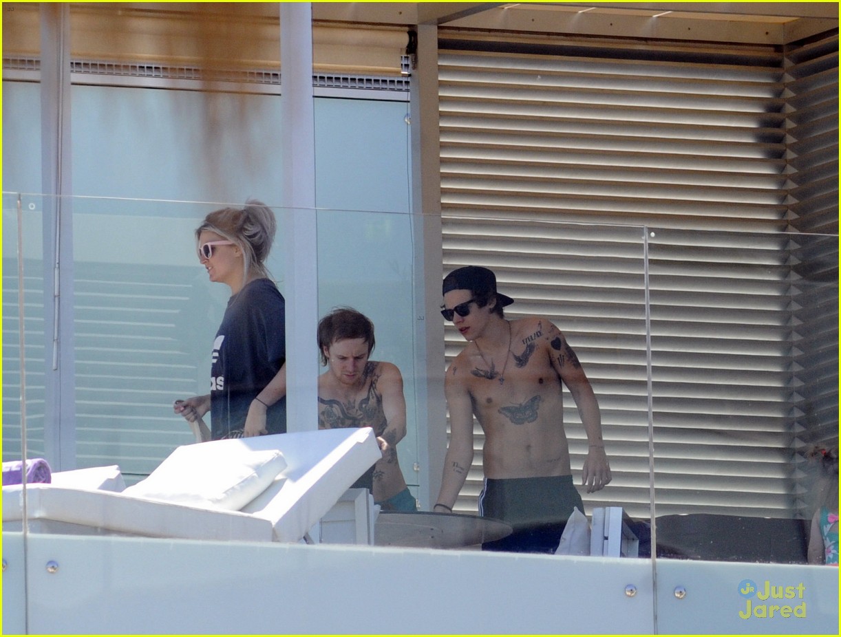 Harry Styles: Shirtless Pool Party!