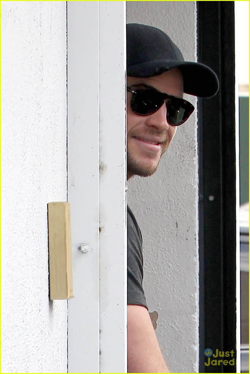 Liam Hemsworth: Barefoot Gym Arrival