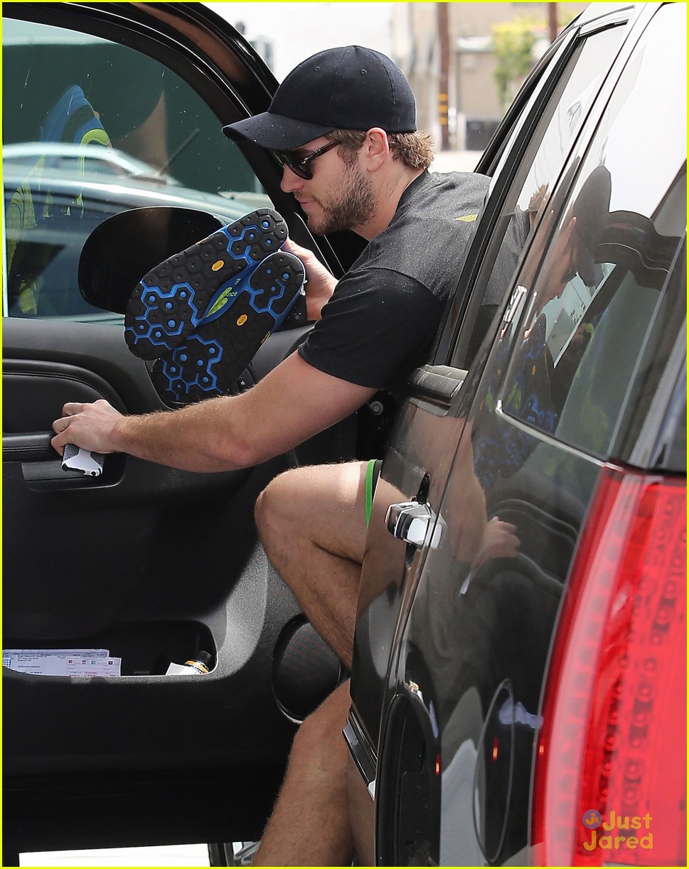 Liam Hemsworth: Barefoot Gym Arrival