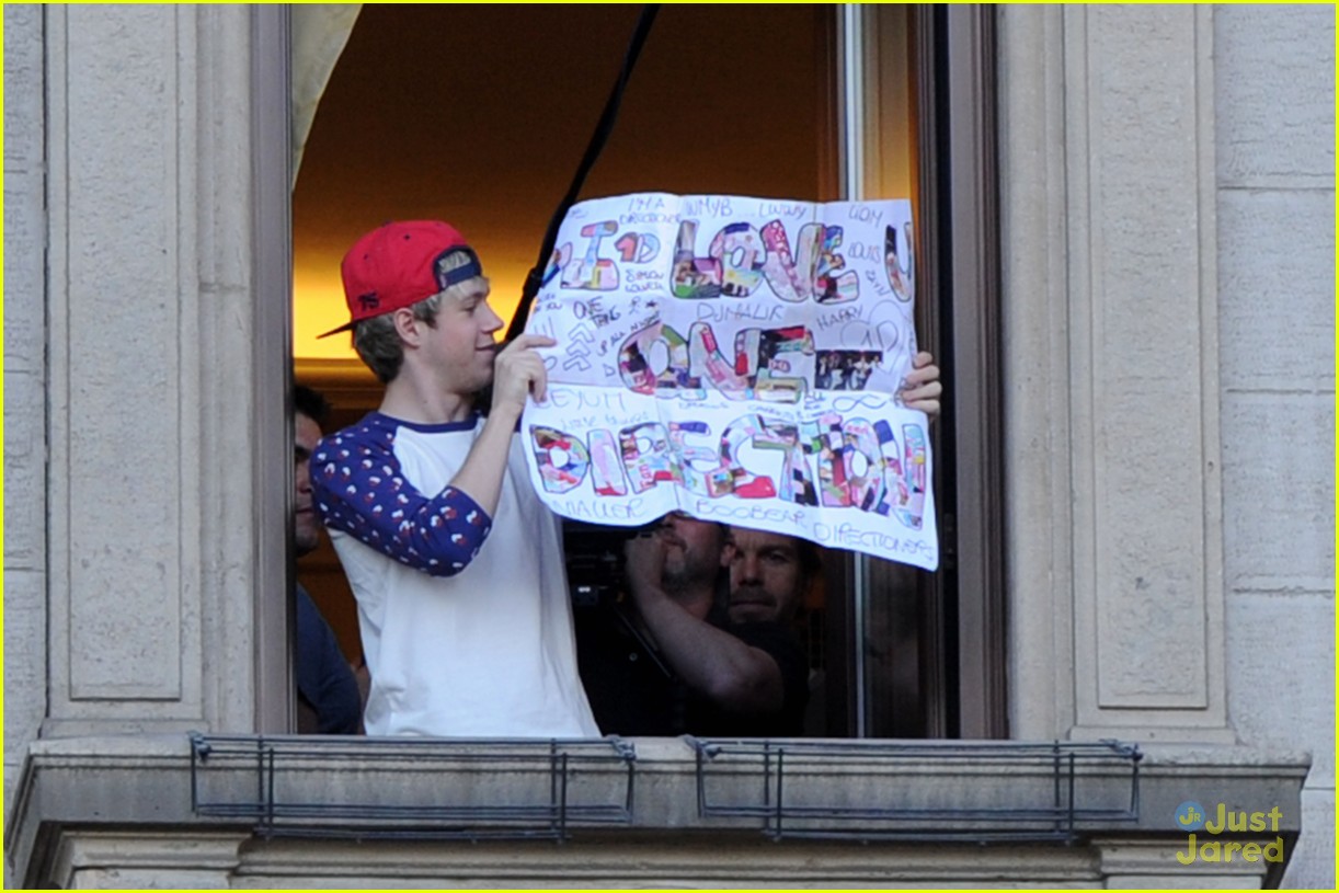 Niall Horan Greets Italian One Direction Fans!