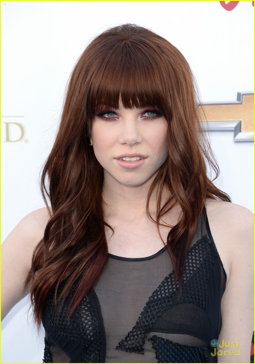 Carly Rae Jepsen Wins Top Digital Song Artist at Billboard Music Awards 2013!