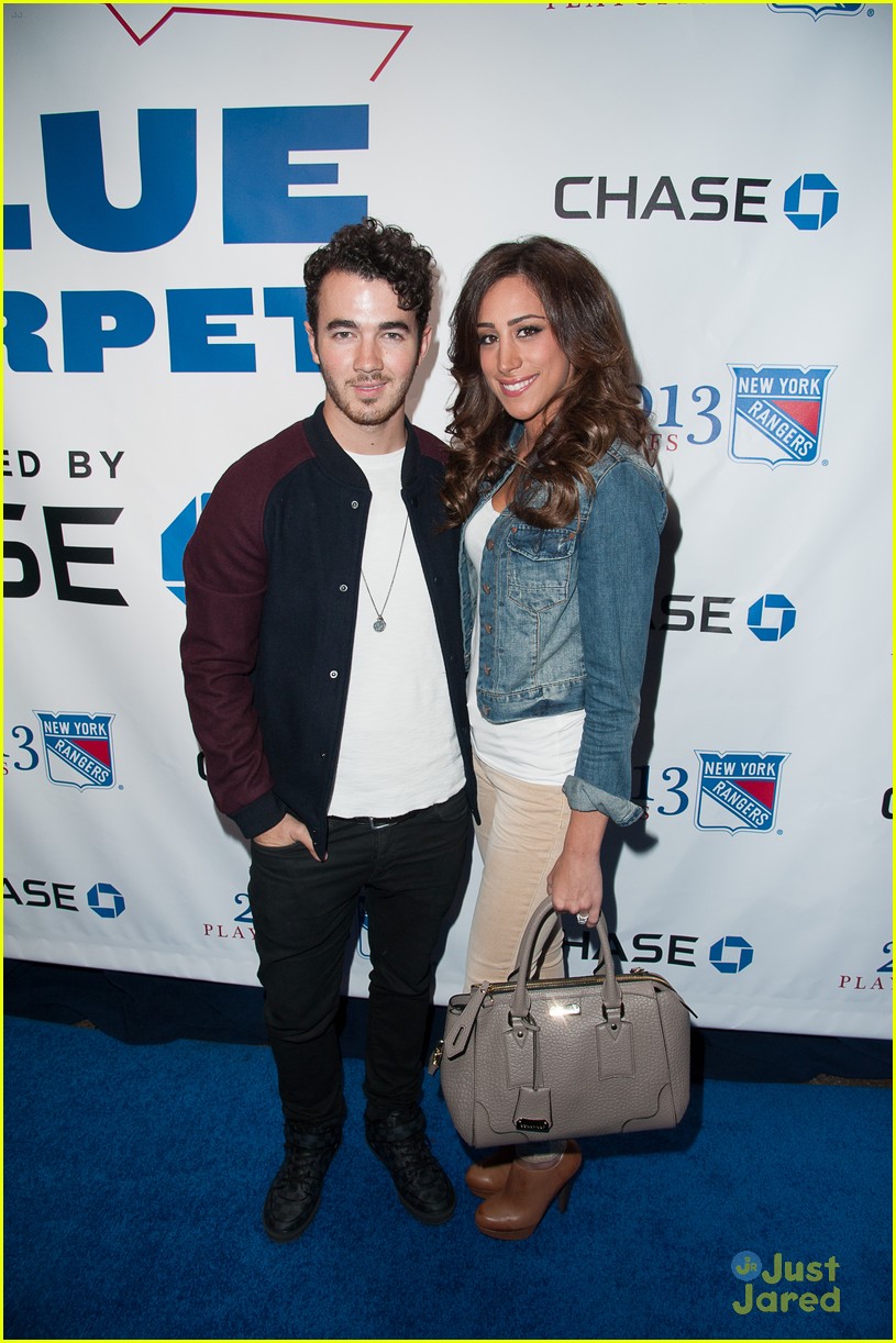 Kevin & Danielle Jonas: Rangers Playoff Hockey Game
