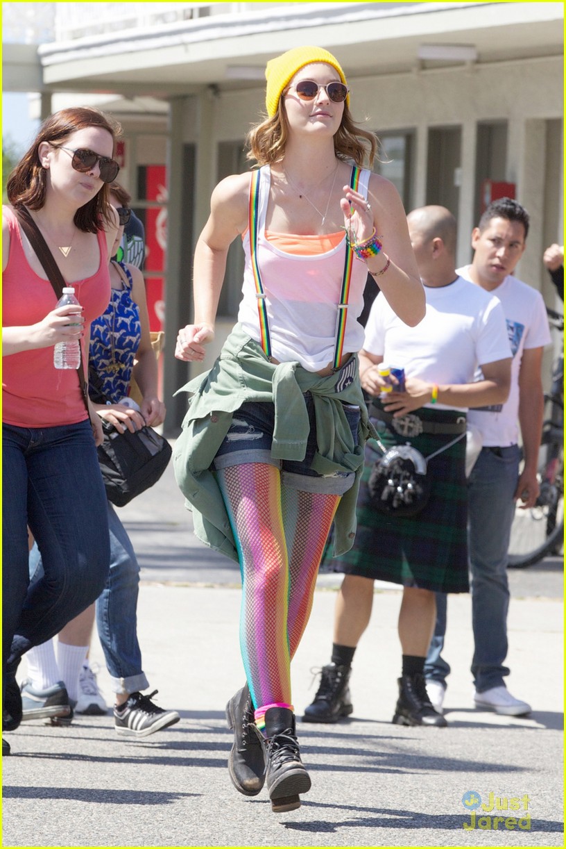 Leighton Meester: Handstand on 'Life Partners' Set!