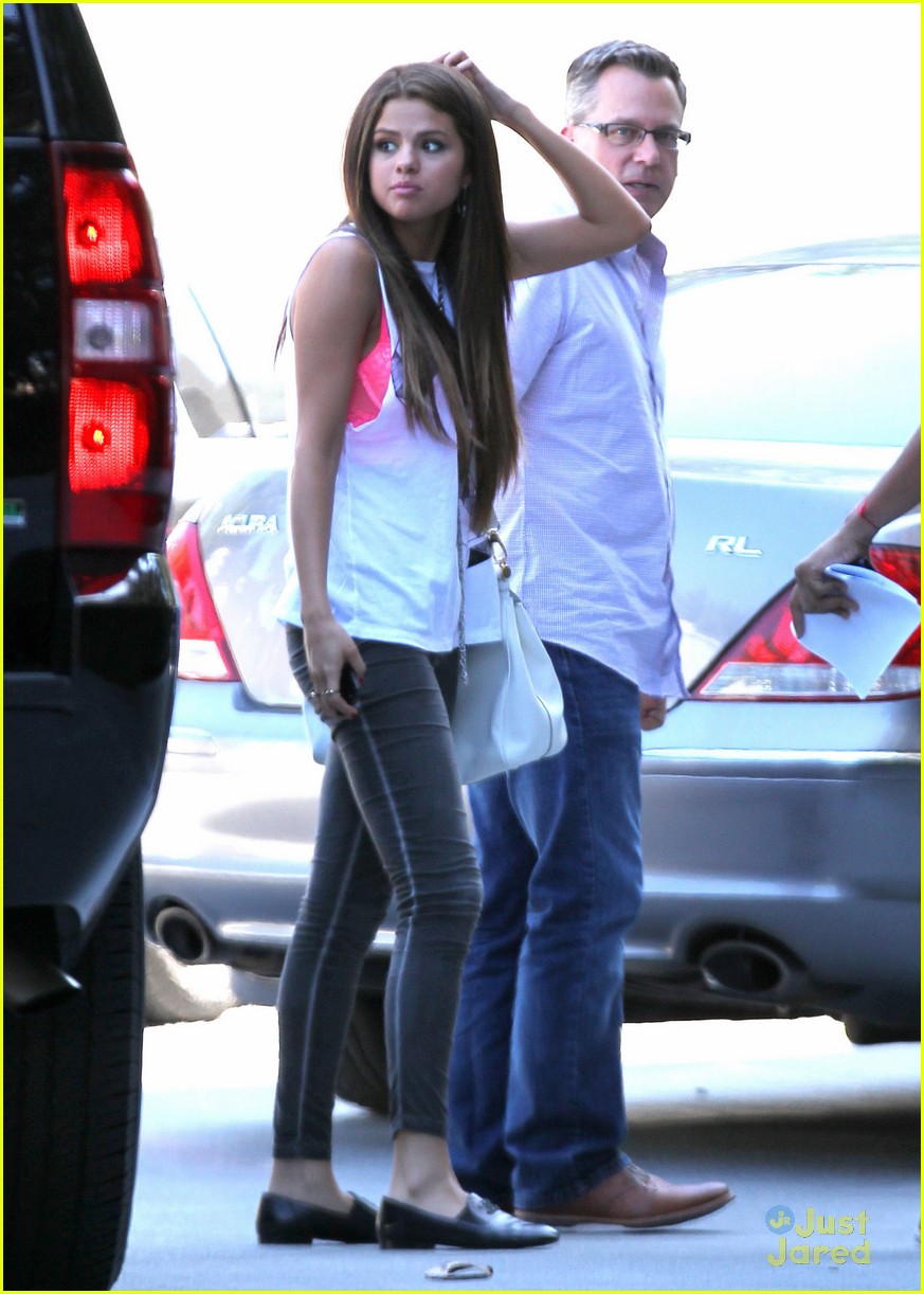 Selena Gomez: I'm Completely Available!