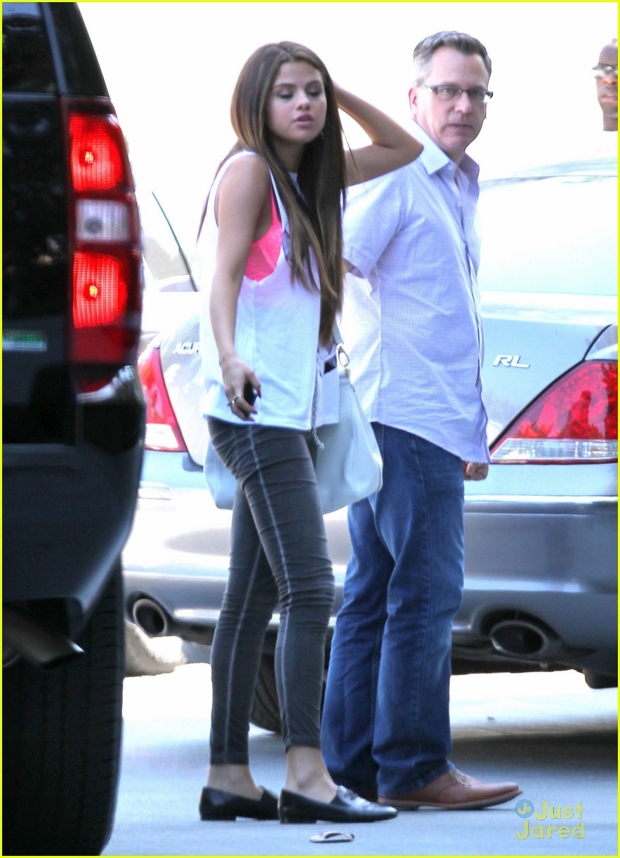 Selena Gomez: I'm Completely Available!