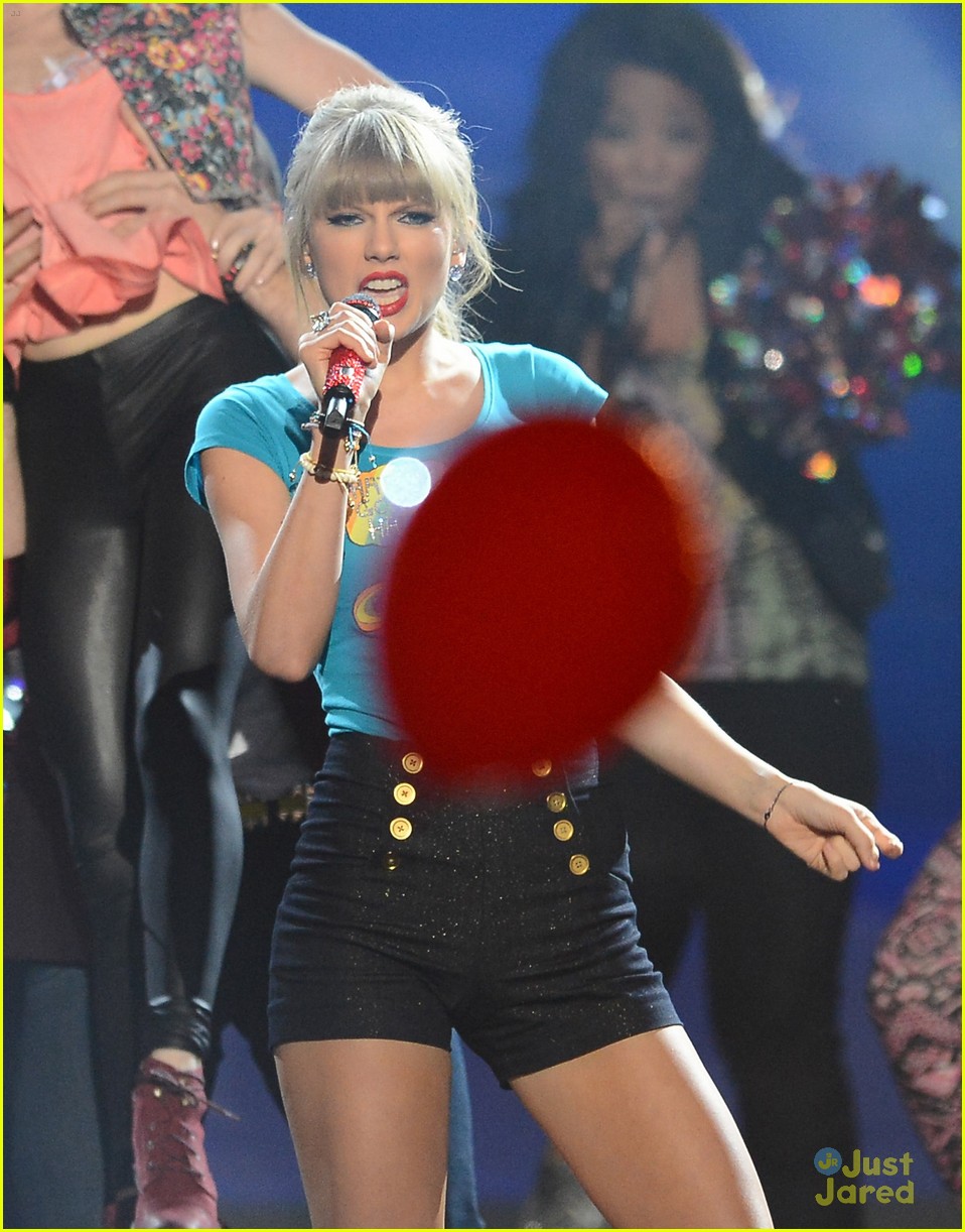 Taylor Swift Wins at Billboard Music Awards; Watch Her Performance!