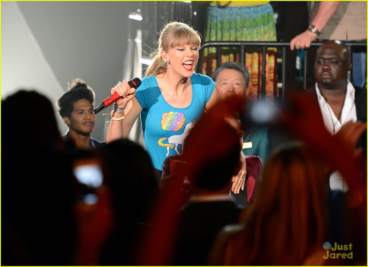 Taylor Swift Wins at Billboard Music Awards; Watch Her Performance!