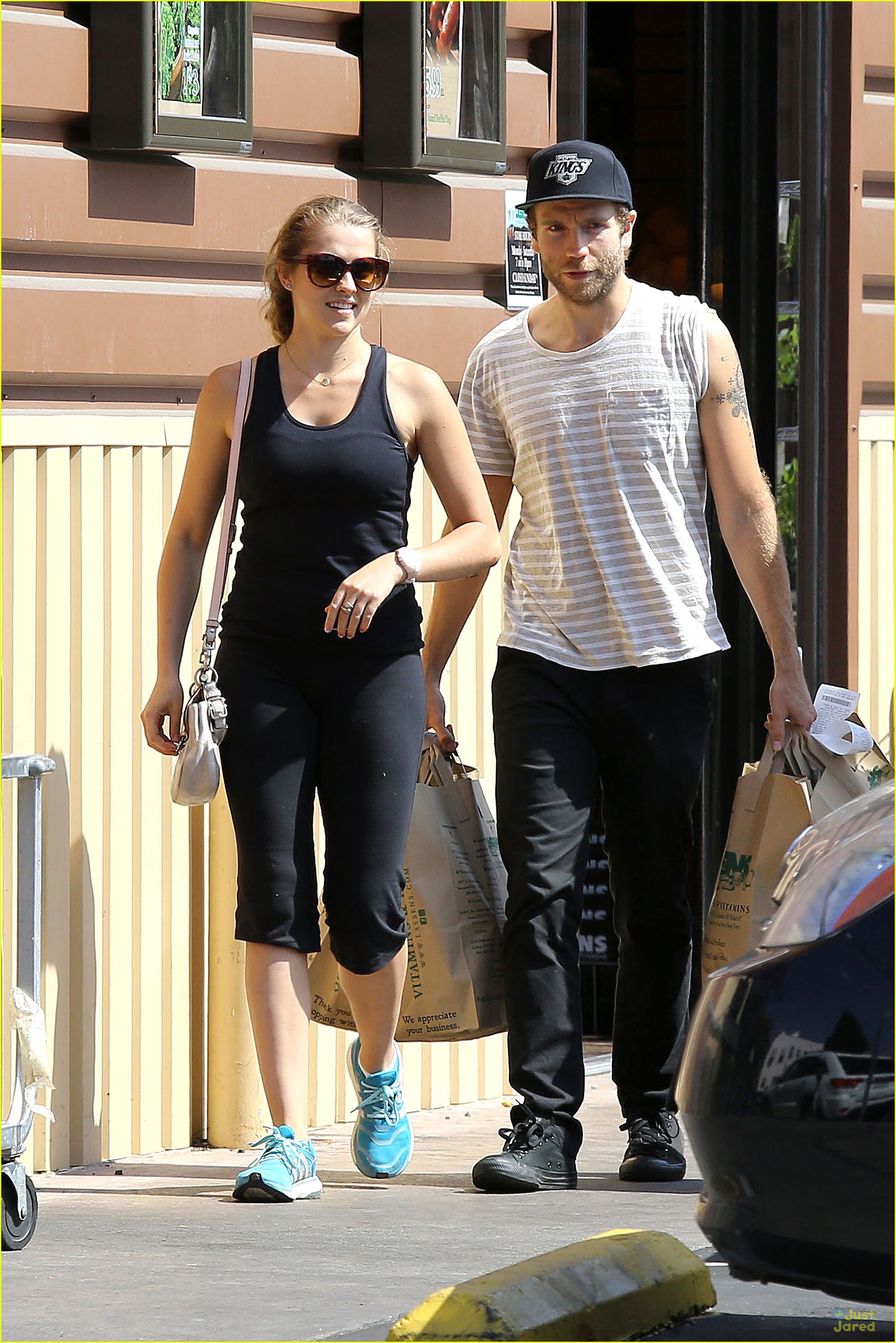 Teresa Palmer & Mark Webber: Grocery Store Kisses!