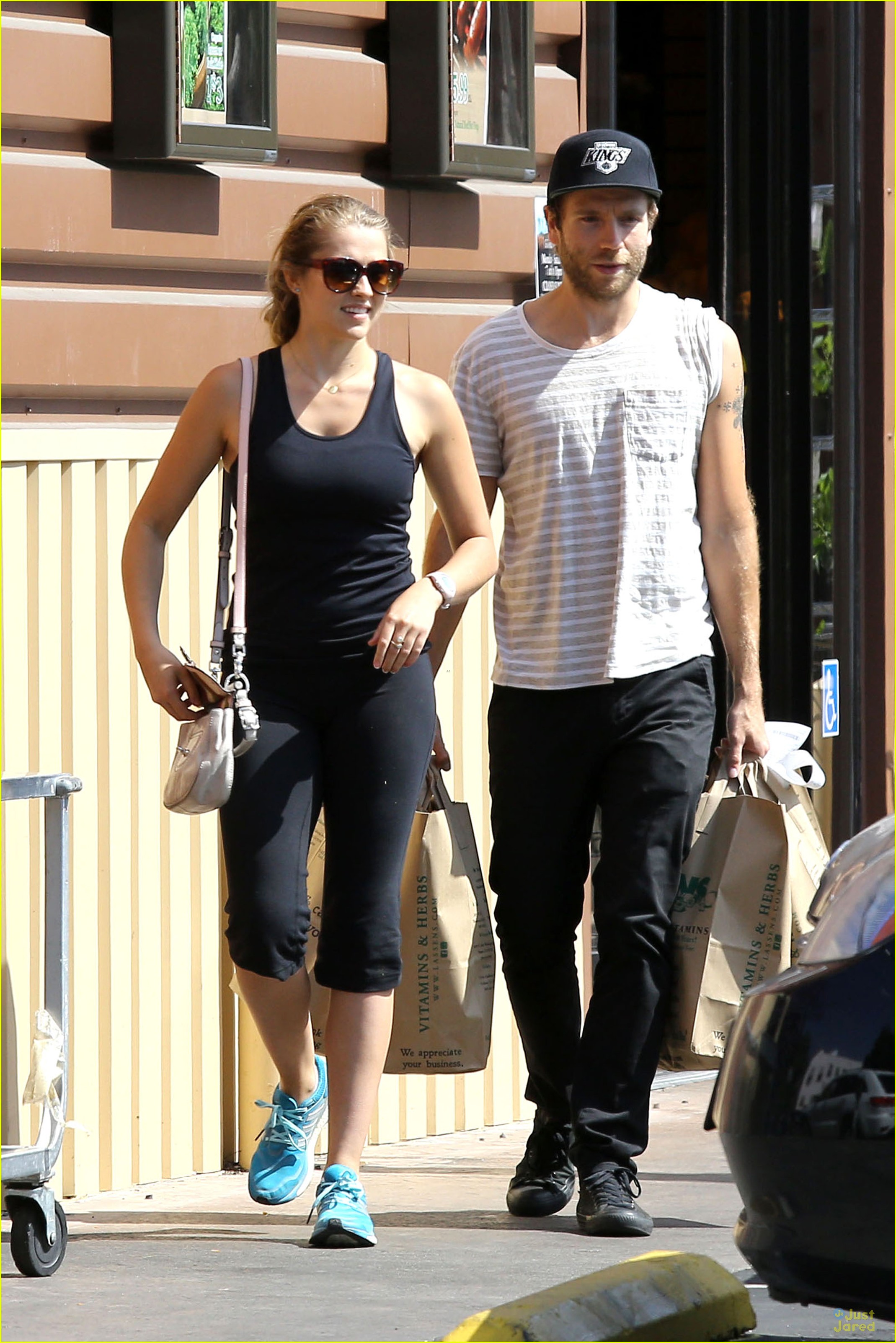 Teresa Palmer & Mark Webber: Grocery Store Kisses!