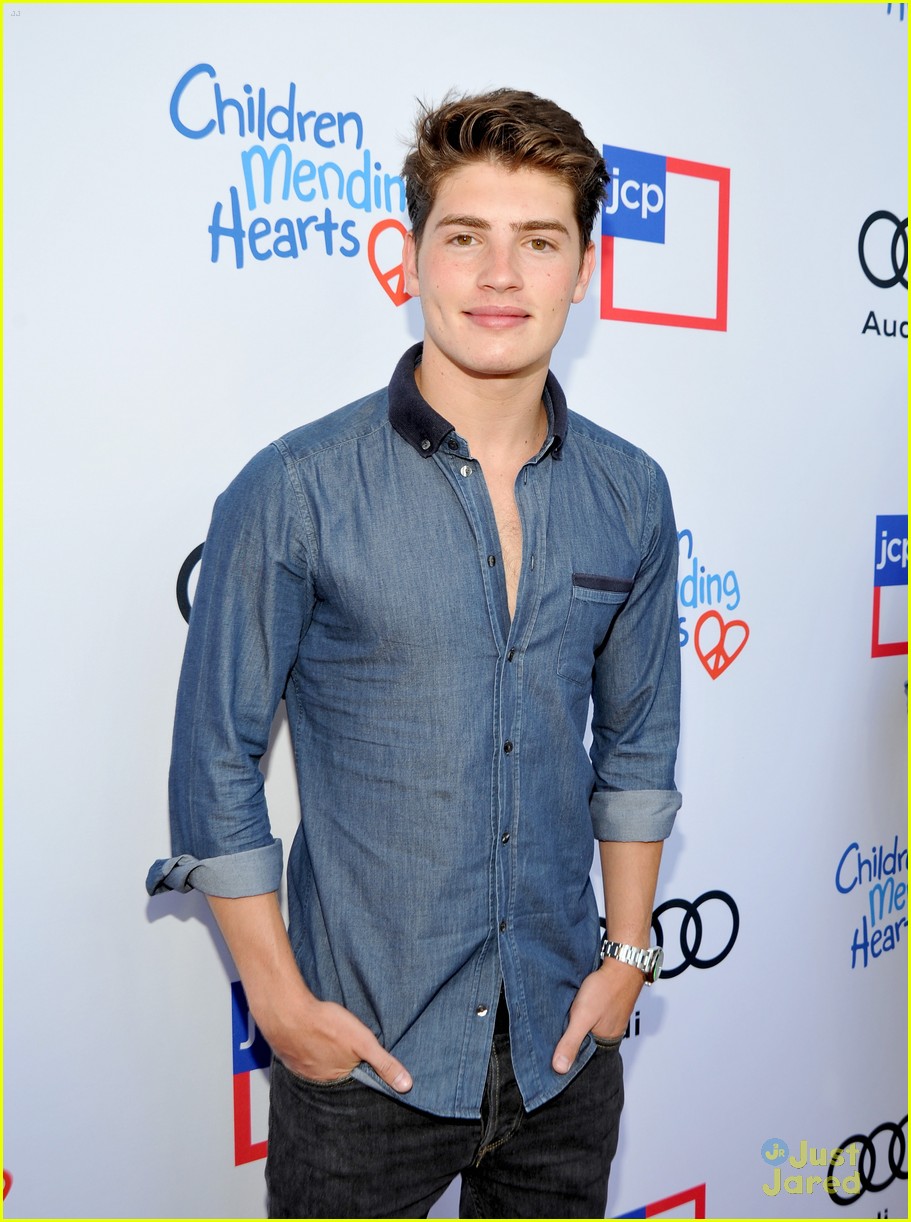 Gregg Sulkin & Ana Mulvoy-Ten: Style Sunday with Children Mending Hearts