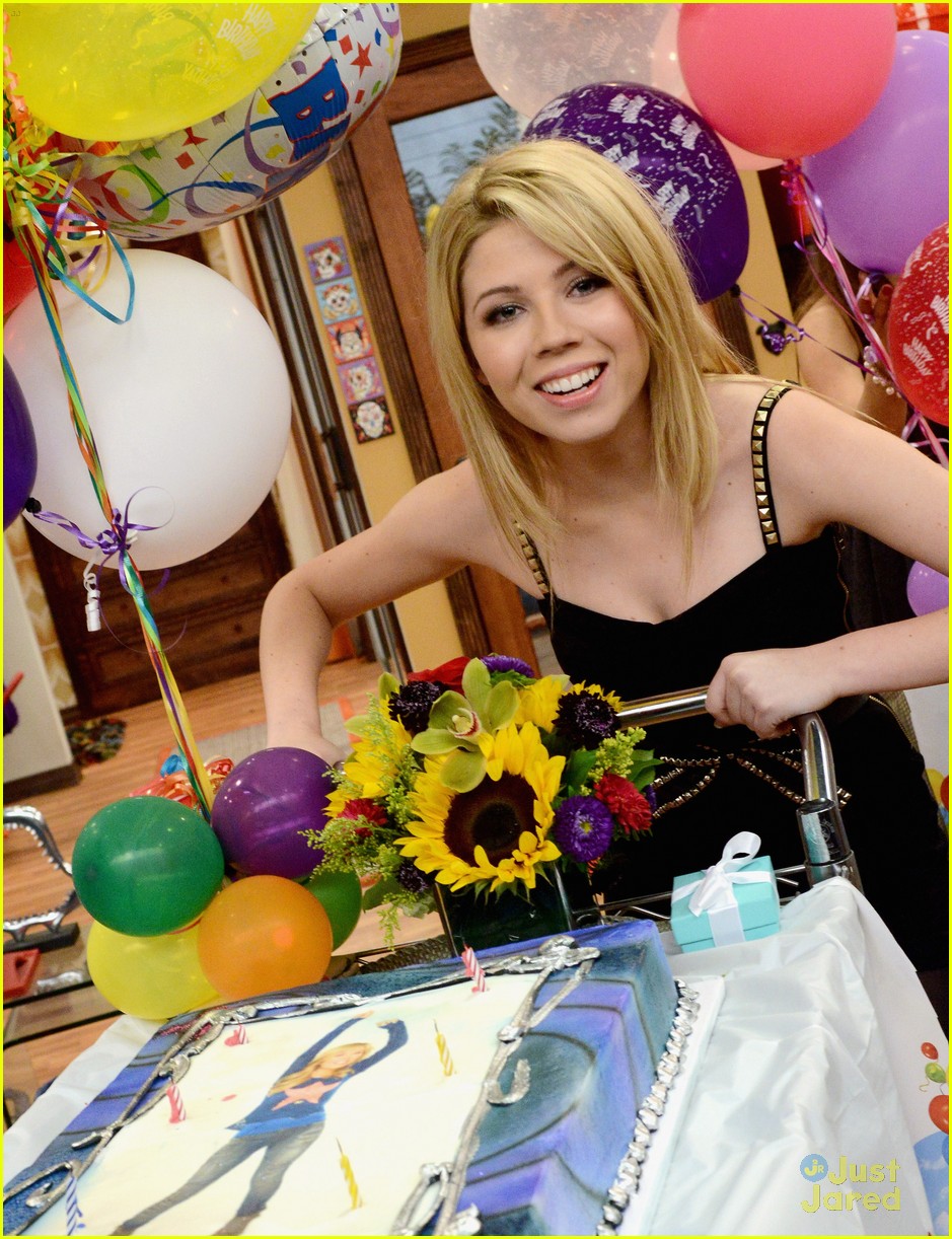 Jennette McCurdy & Ariana Grande: Birthday Cake on 'Sam & Cat' Set!