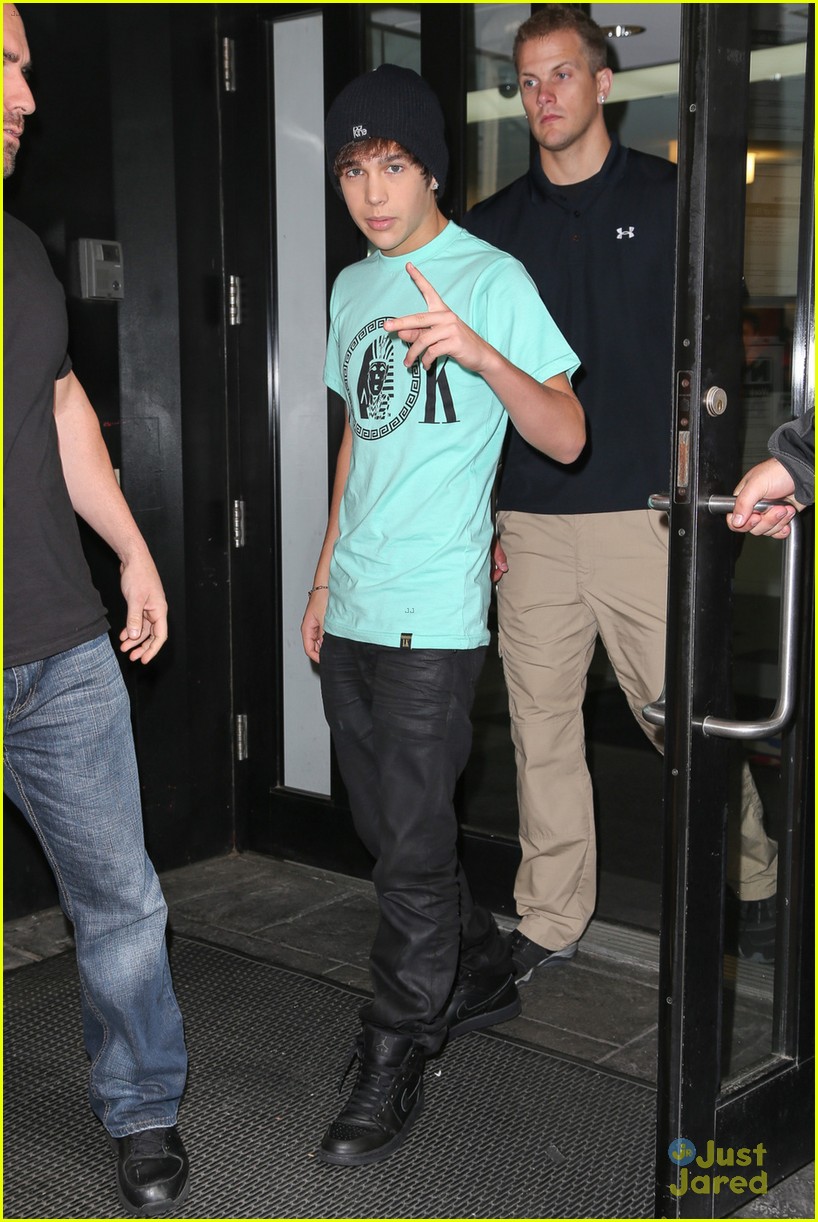 Austin Mahone: 'Extra' Appearance in NYC