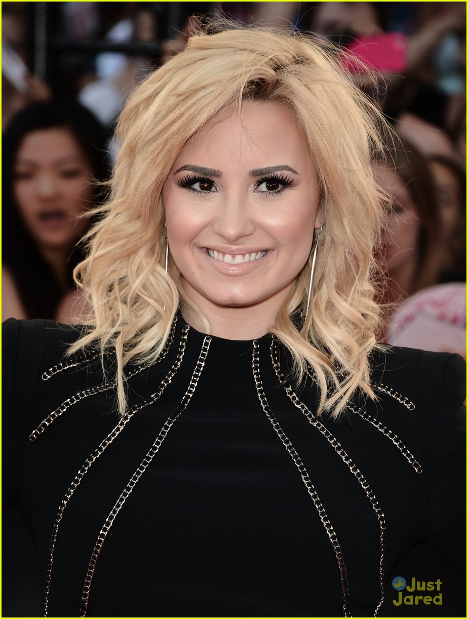 Demi Lovato WINS at MuchMusic Video Awards 2013!