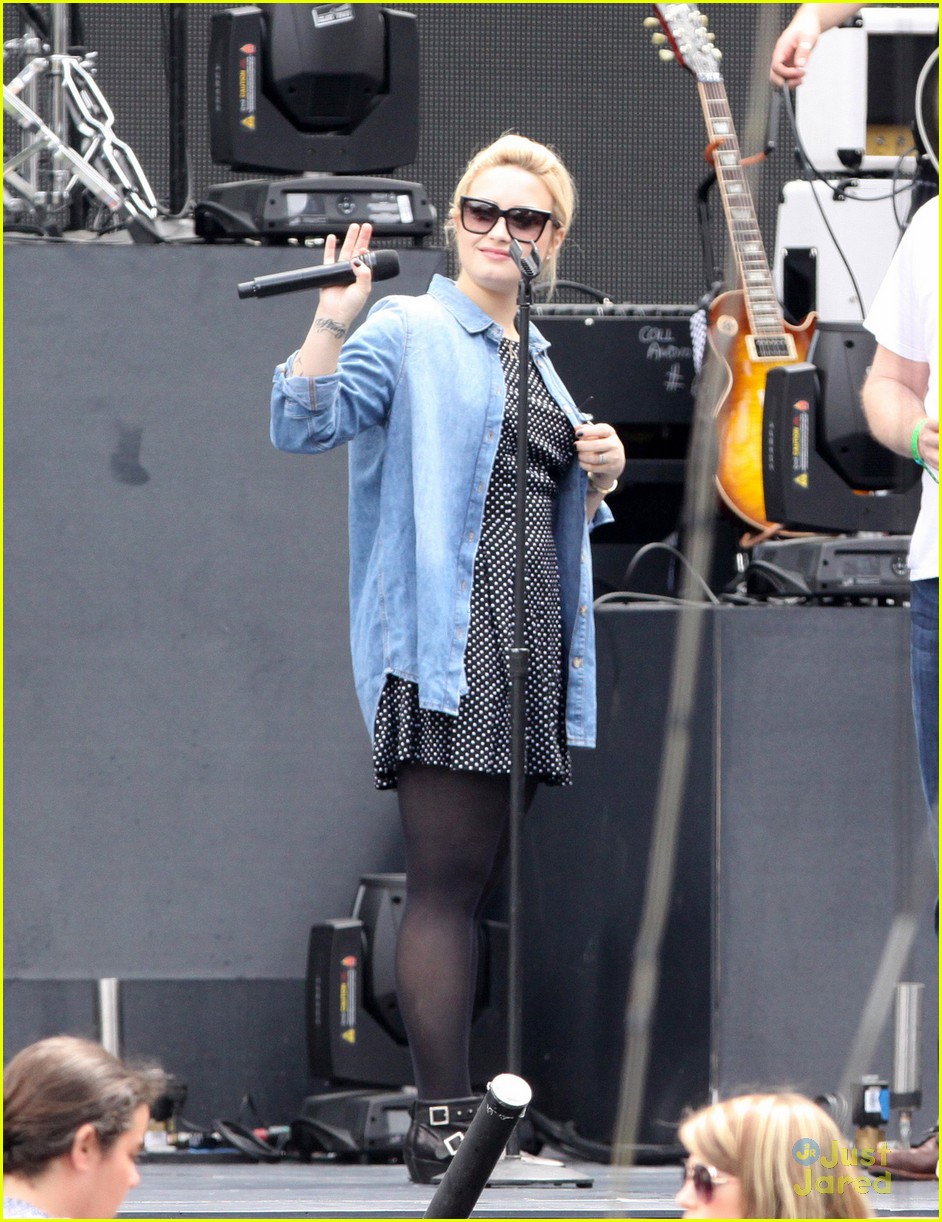 Demi Lovato WINS at MuchMusic Video Awards 2013!