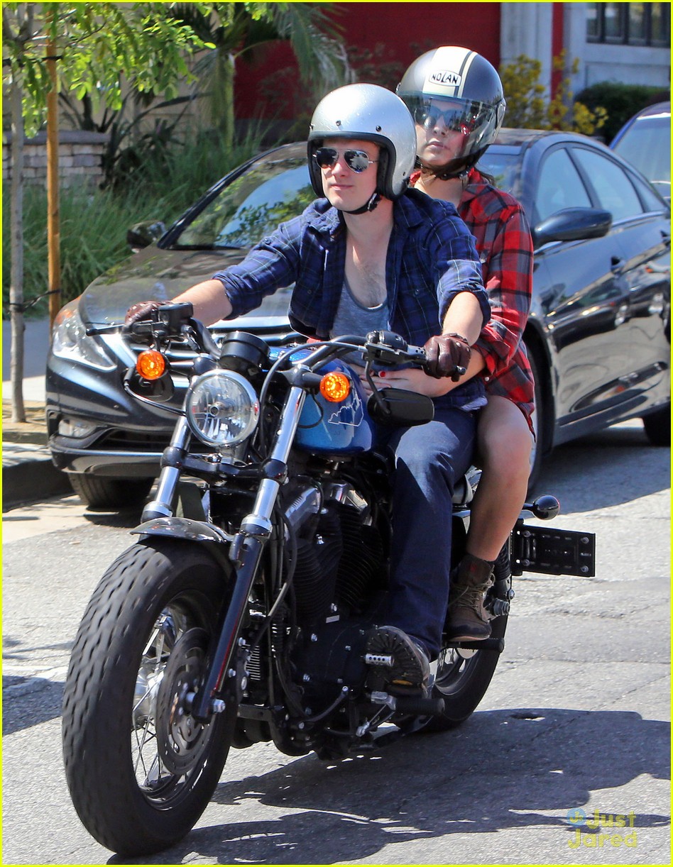 Josh Hutcherson & Girlfriend Claudia: Kiss Kiss on Motorcycle Ride
