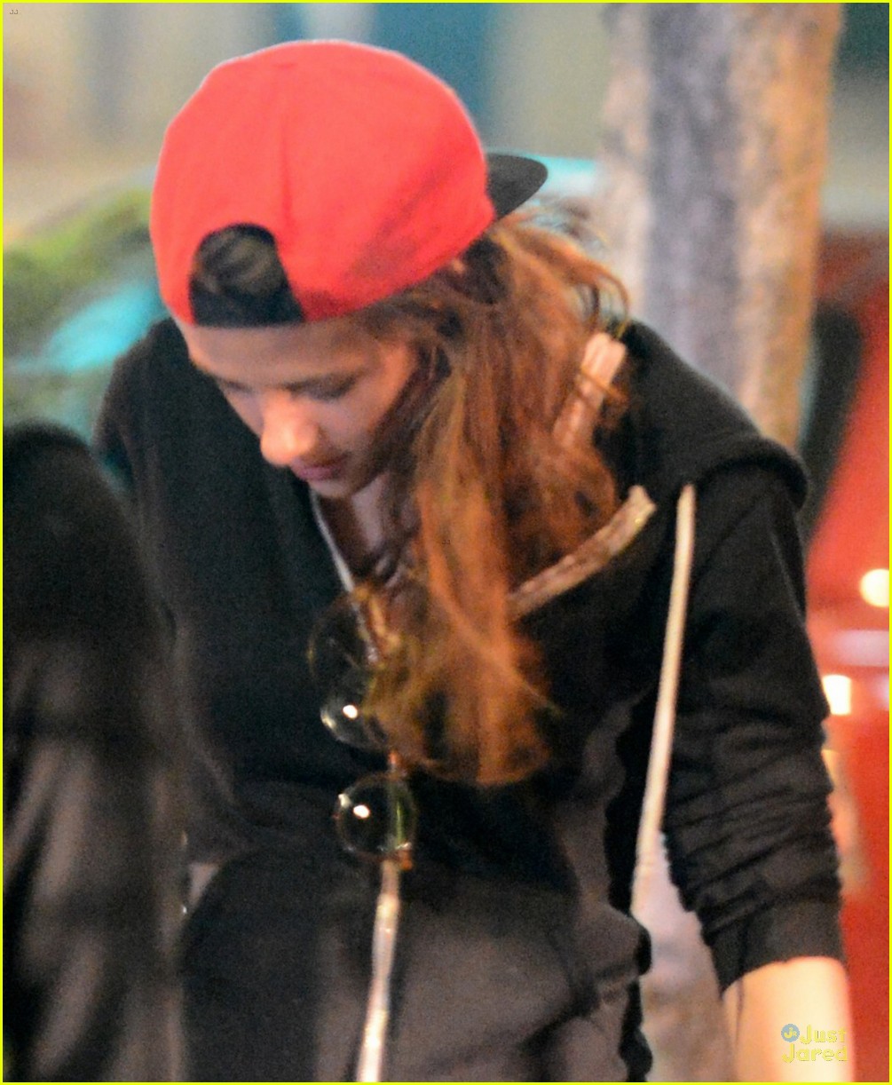 Kristen Stewart: Sushi Dinner with Friends Before New Films Shoot!