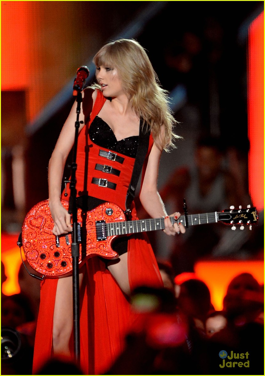 Taylor Swift: 'Red' Performance at CMT Music Awards 2013 - Watch Now!