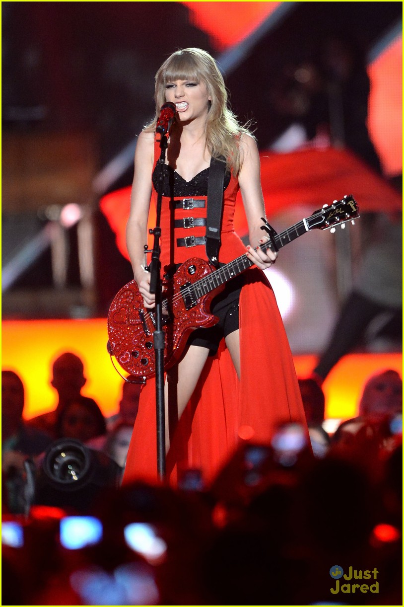 Taylor Swift: 'Red' Performance at CMT Music Awards 2013 - Watch Now!