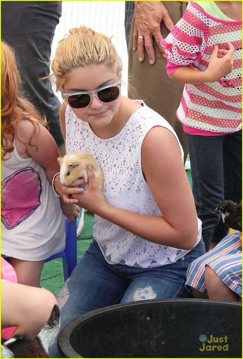Ariel Winter: Family Fun at the Farmer's Market!