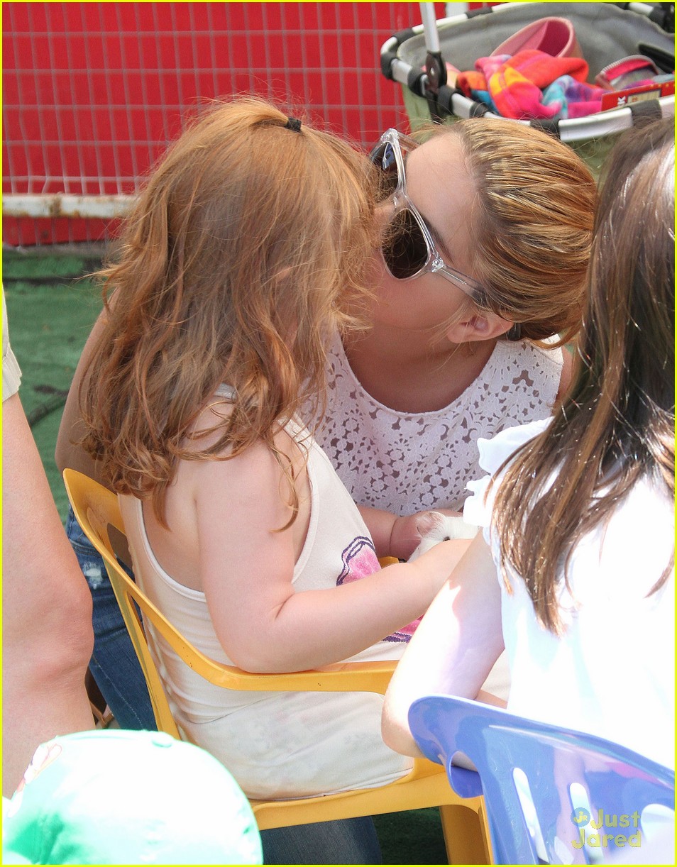 Ariel Winter: Family Fun at the Farmer's Market!