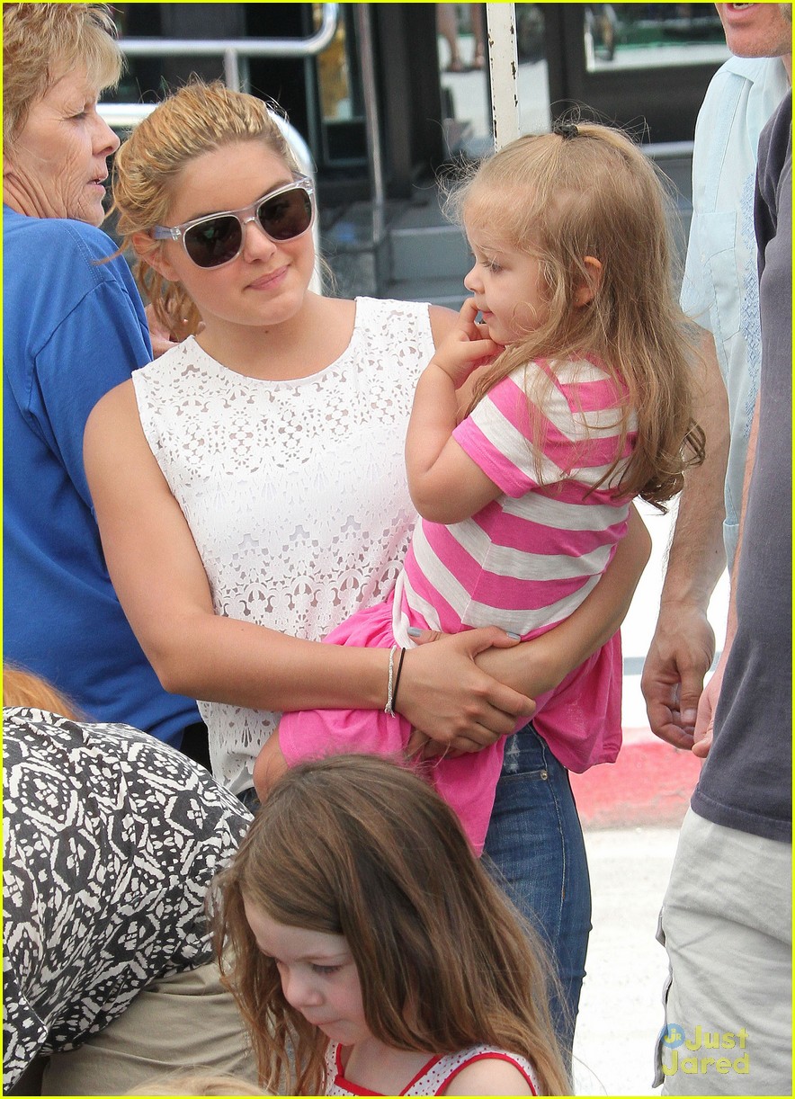 Ariel Winter: Family Fun at the Farmer's Market!