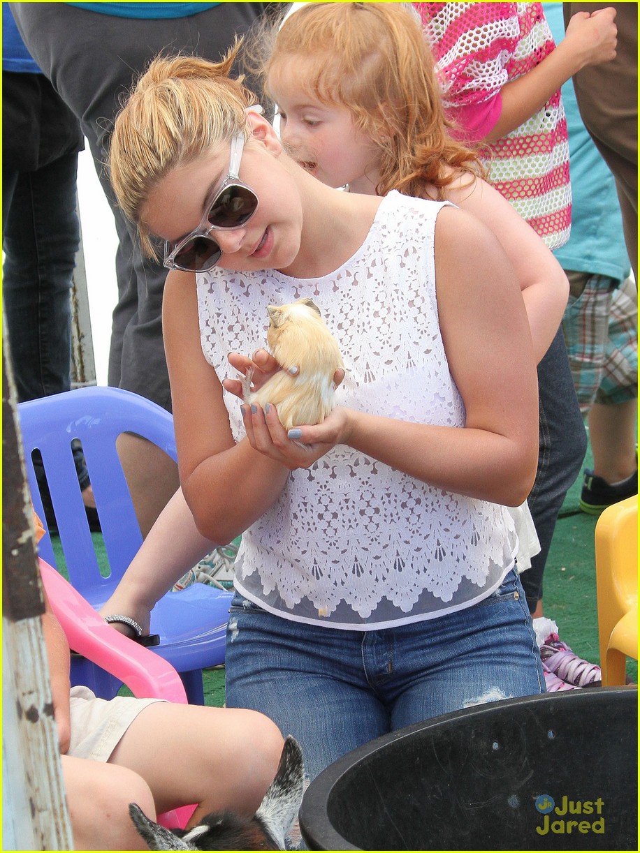Ariel Winter: Family Fun at the Farmer's Market!