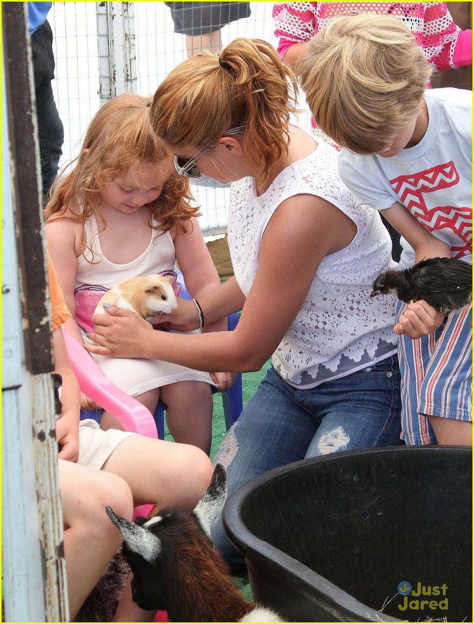 Ariel Winter: Family Fun at the Farmer's Market!