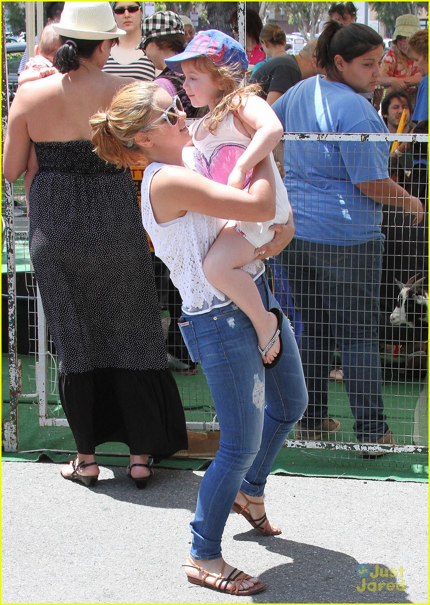 Ariel Winter: Family Fun at the Farmer's Market!