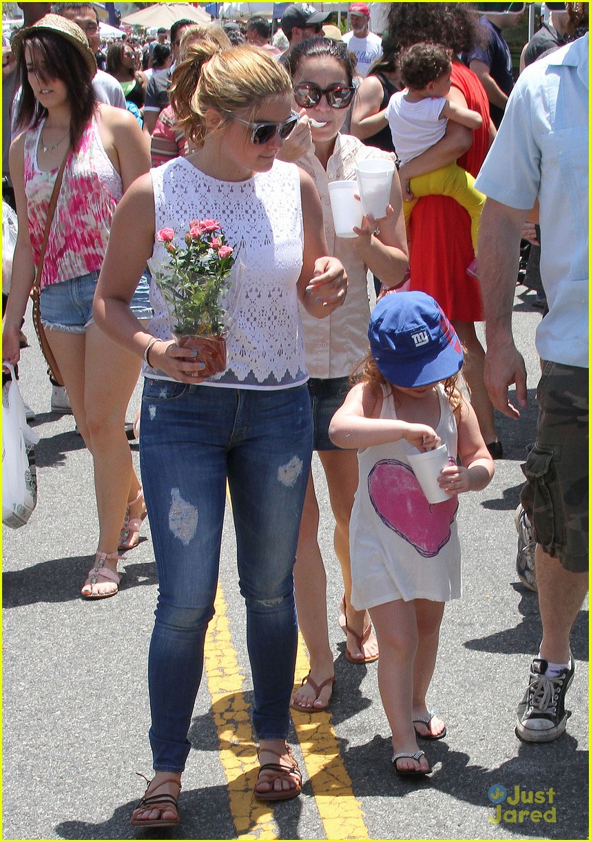Ariel Winter: Family Fun at the Farmer's Market!