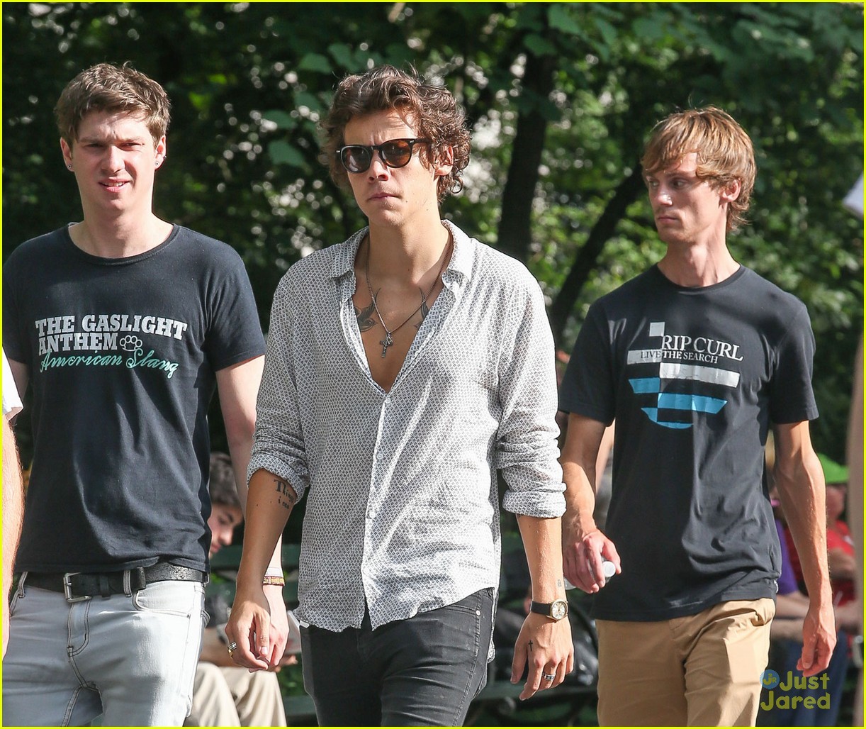 Harry Styles Checks His Phone in NYC