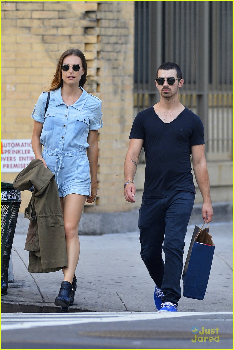 Joe Jonas & Blanda Eggenschwiler: West Village Walk