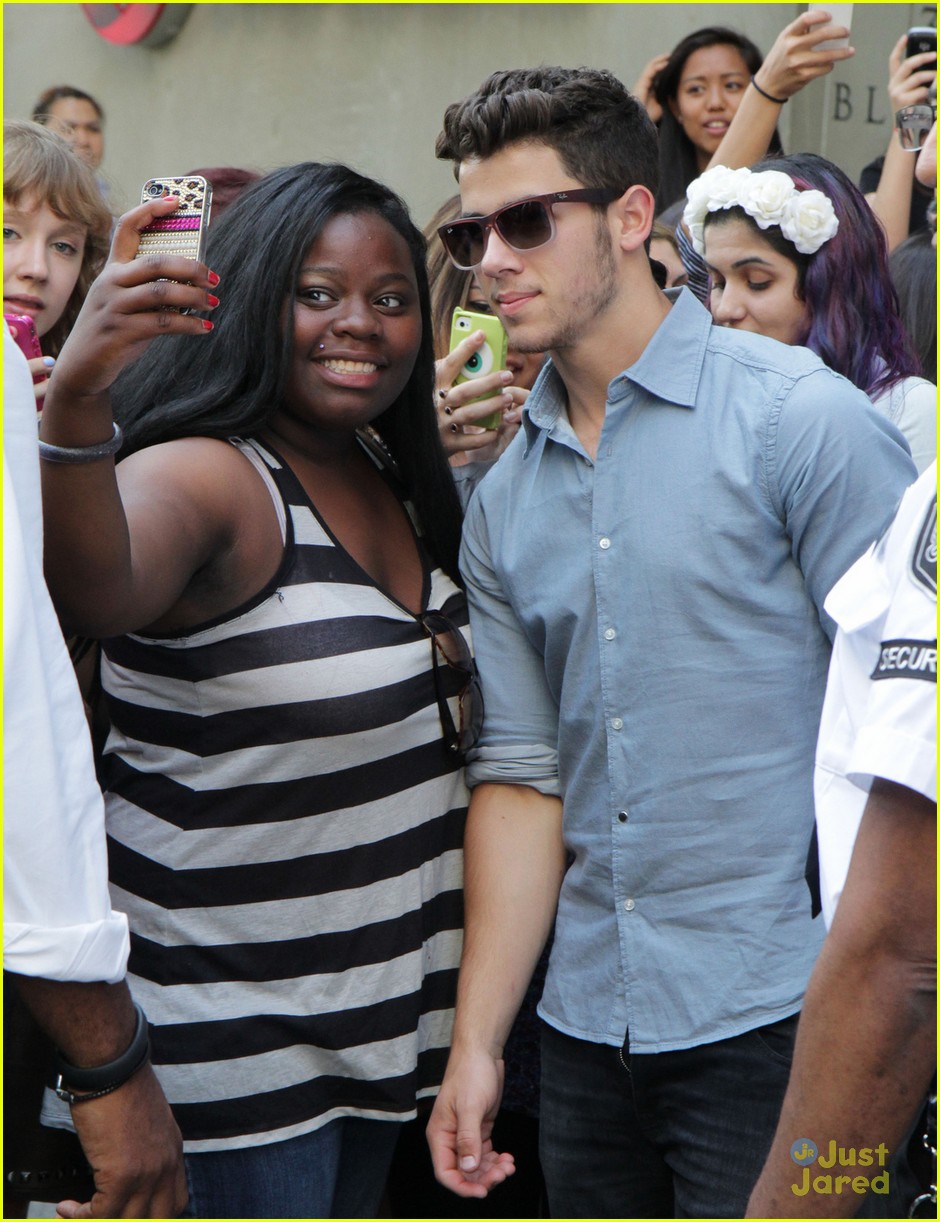 Jonas Brothers: Kiss 92.5 Departure!