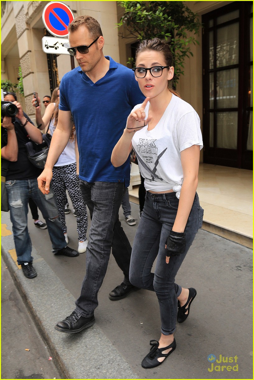 Kristen Stewart Stops for Her French Fans
