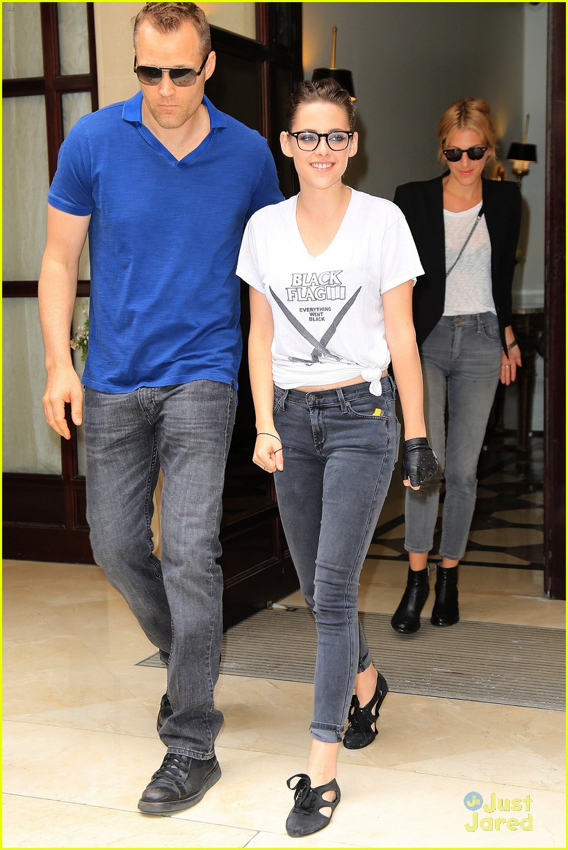 Kristen Stewart Stops for Her French Fans