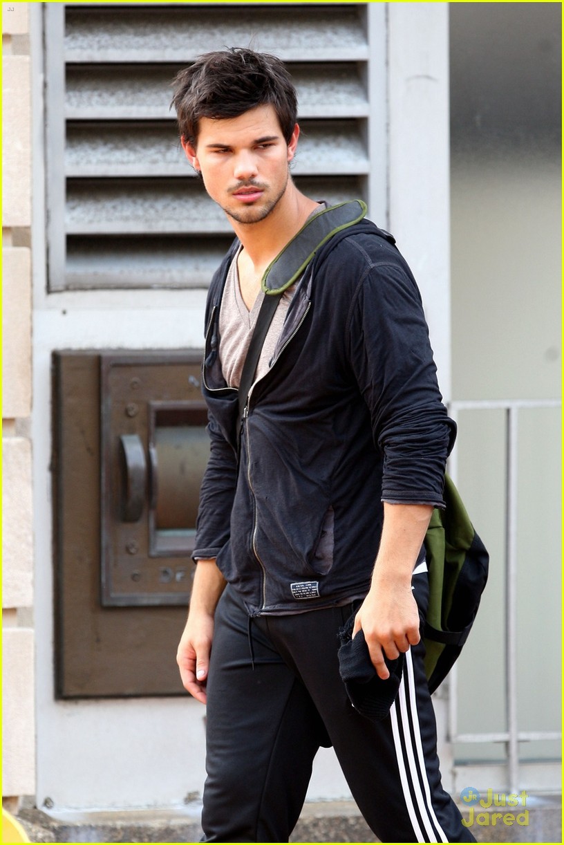 Taylor Lautner: Masked Man for 'Tracers' Robbery Scene!