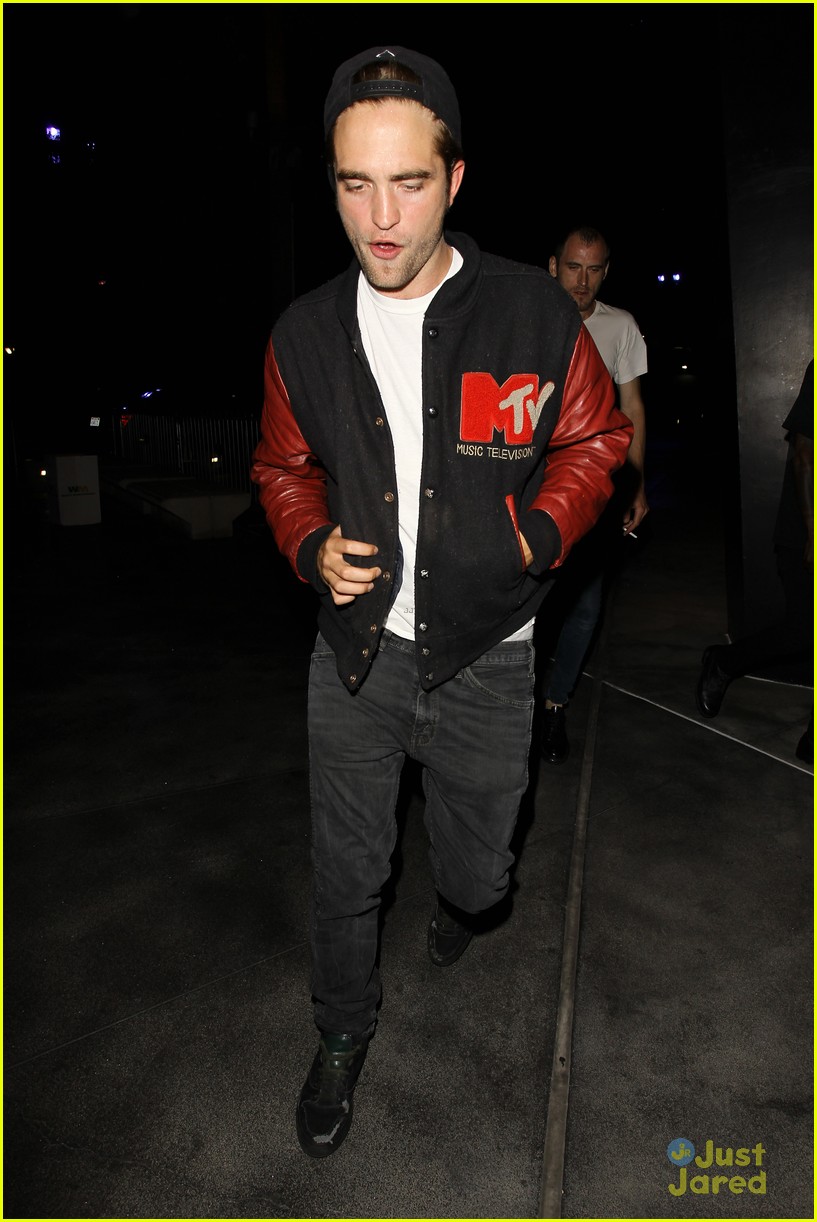 Robert Pattinson Hits Up the Beyonce Concert!