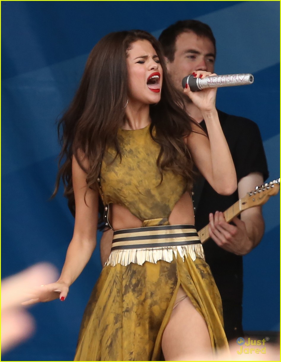Selena Gomez: LAX Arrival After Free Boston Concert