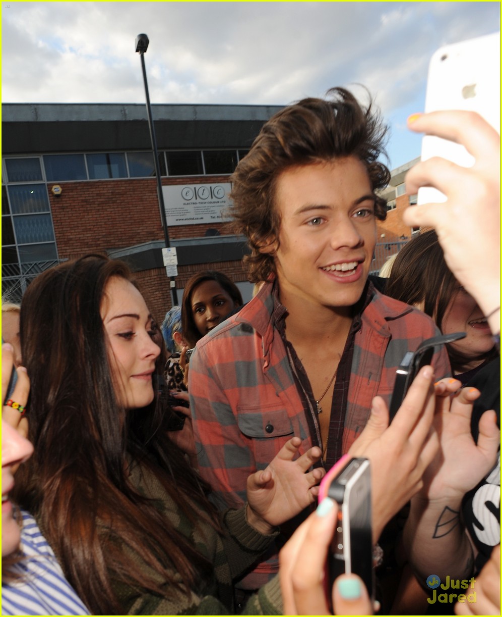 Harry Styles, Liam Payne & Niall Horan Meet Fans Ahead of 'This Is Us' Premiere