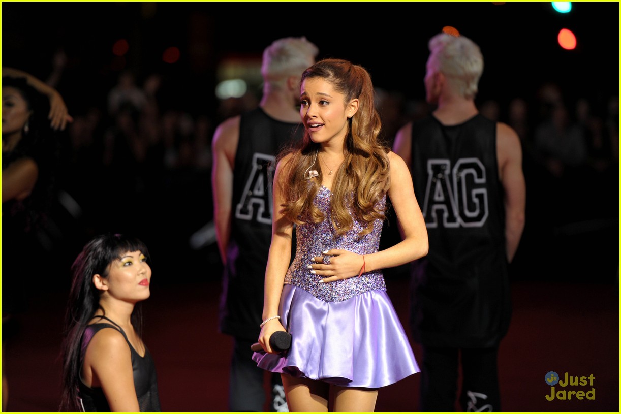 Ariana Grande - MTV VMAs 2013 Pre-Show Performance Pics & Video!