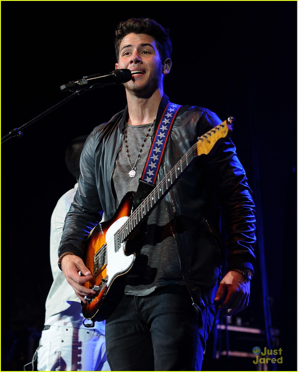 Jonas Brothers: Tampa Performance Pics!