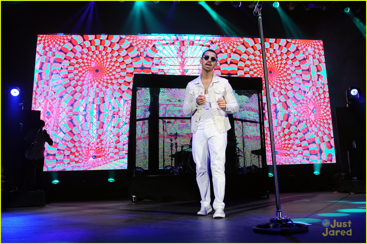 Jonas Brothers: Tampa Performance Pics!