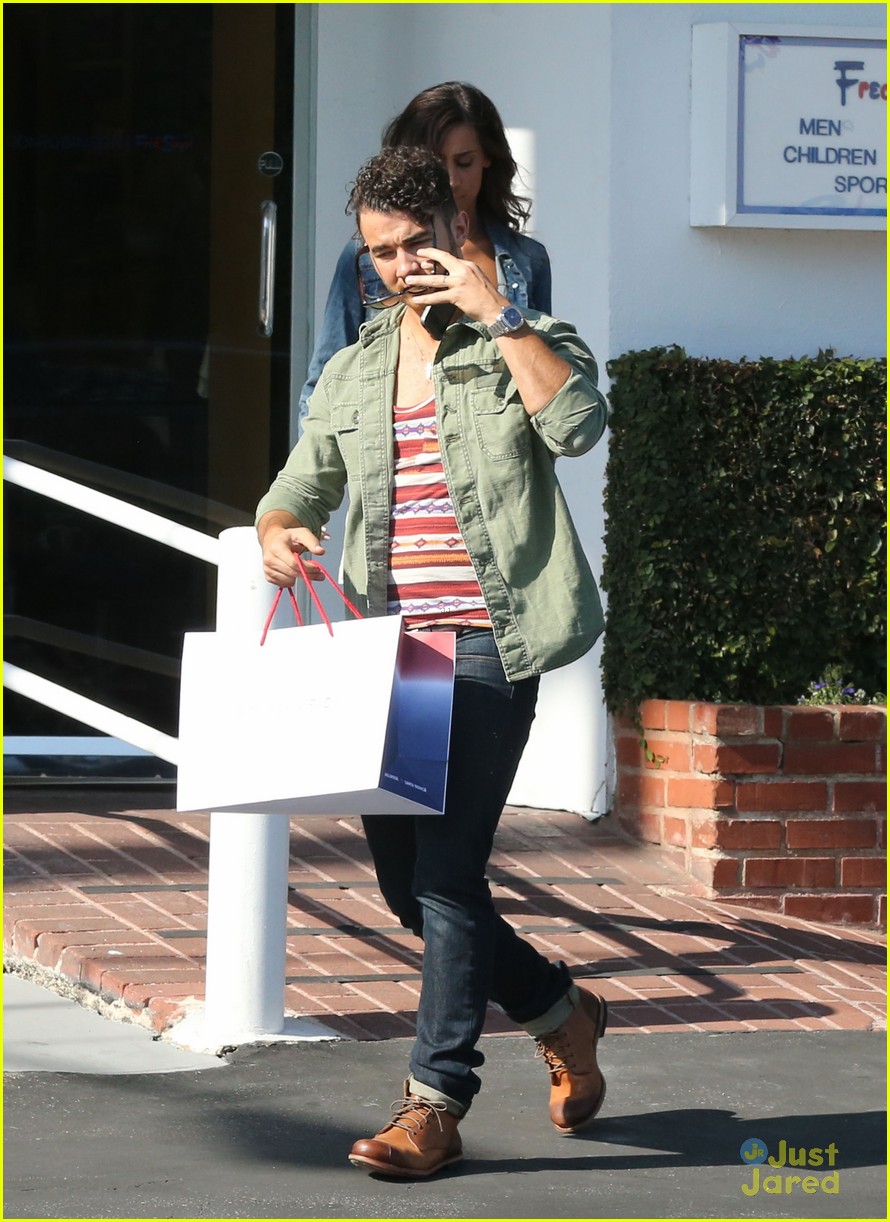 Kevin & Danielle Jonas: Pre-Baby Shopping!