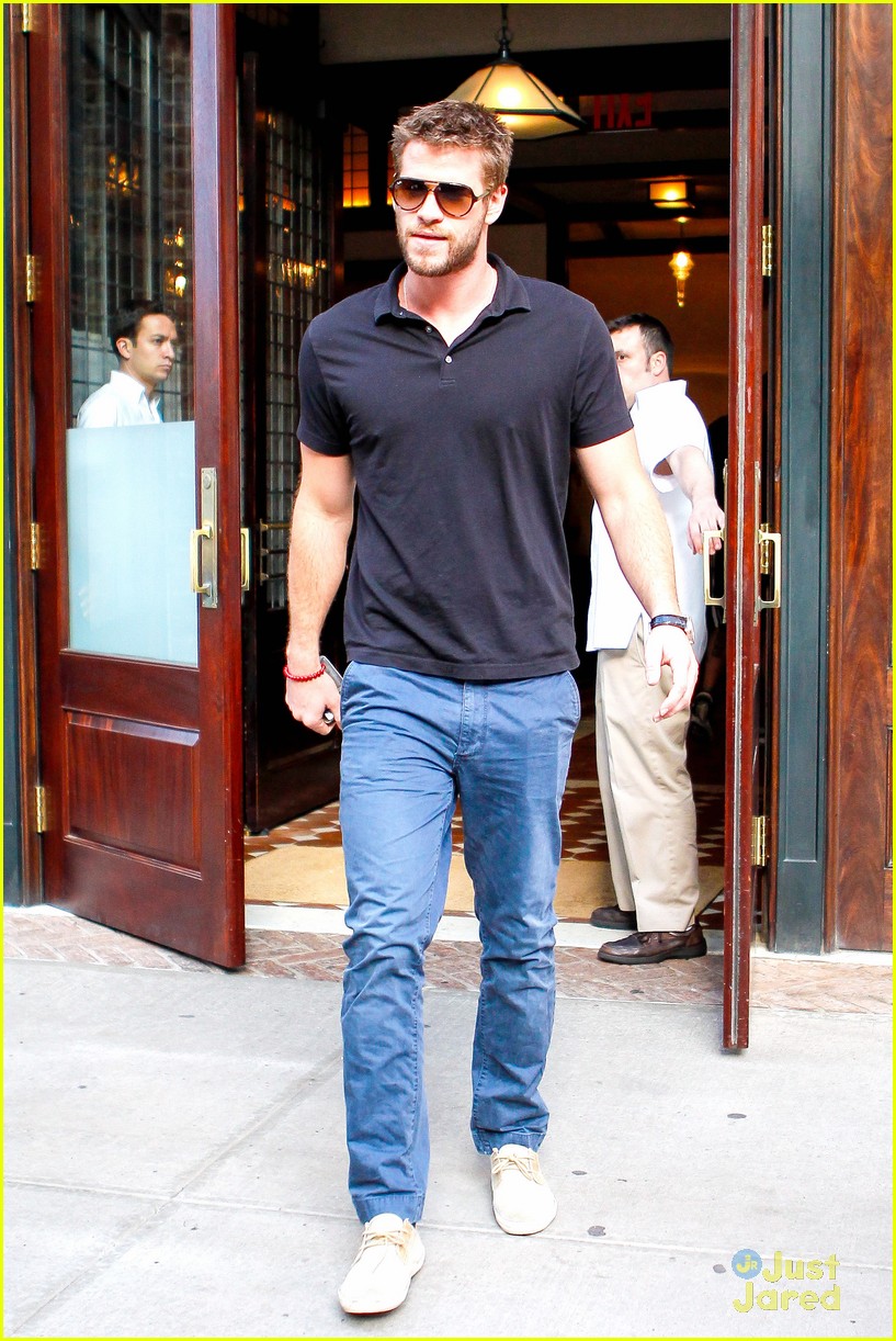 Liam Hemsworth Promotes 'Paranoia' at the Apple Store!