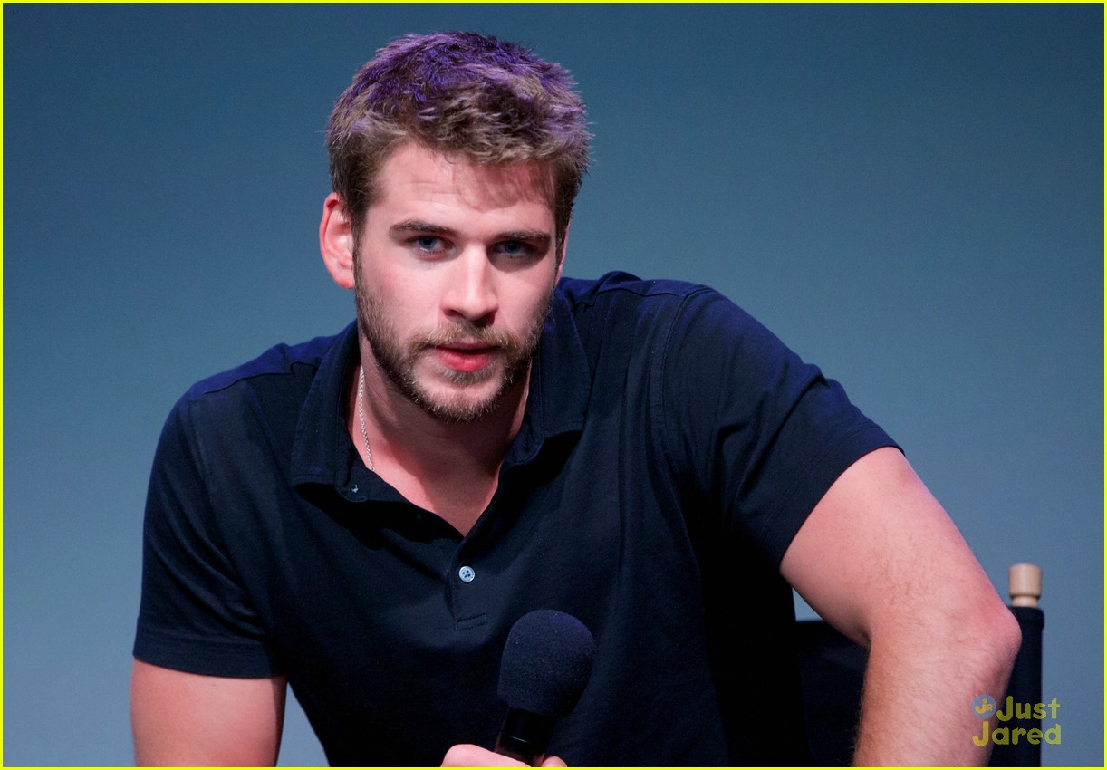 Liam Hemsworth Promotes 'Paranoia' at the Apple Store!