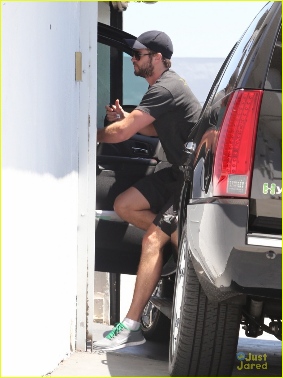 Liam Hemsworth Works Out; Stephanie Leigh Schlund Supports WWE