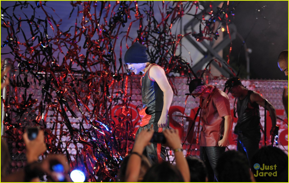 Austin Mahone - MTV VMAs 2013 Pre-Show Performance Pics & Video