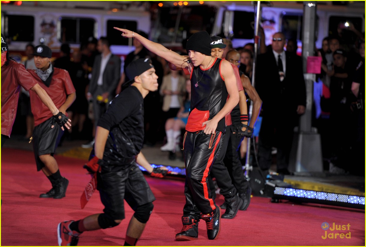 Austin Mahone - MTV VMAs 2013 Pre-Show Performance Pics & Video
