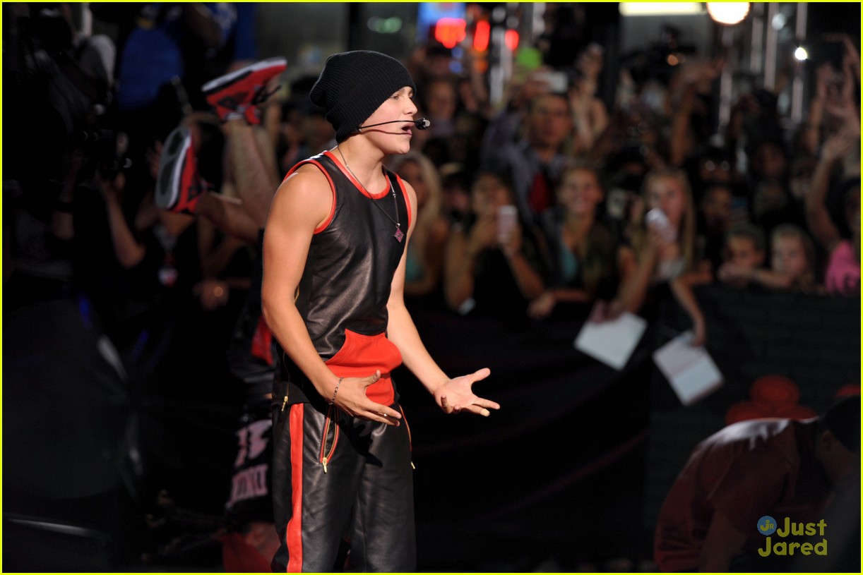 Austin Mahone - MTV VMAs 2013 Pre-Show Performance Pics & Video